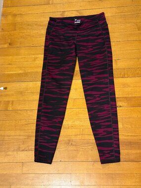 Old Navy burgundy camo compression leggings, size M, EUC